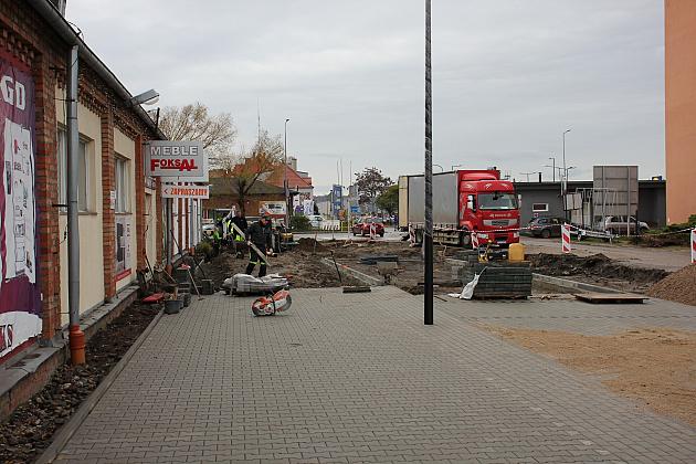 Ulica Zwarowska w przebudowie. Powstają nowe miejsca parkingowe