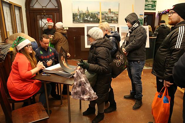 100 kalendarzy Lęborka na rok 2024 rozdanych na „Mikołajki”