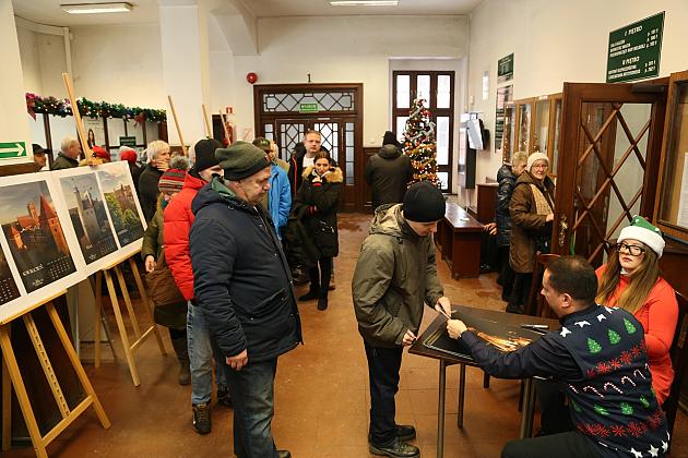 100 kalendarzy Lęborka na rok 2024 rozdanych na „Mikołajki”