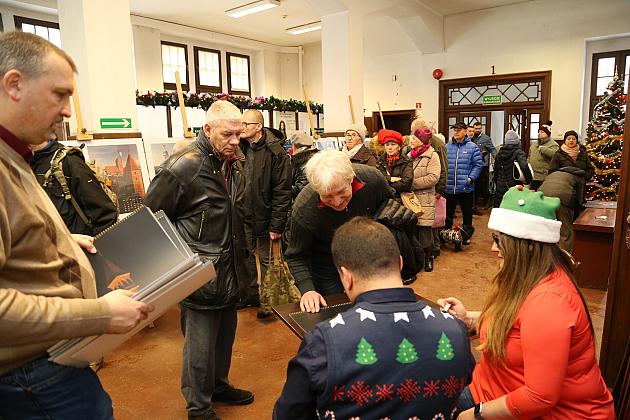 100 kalendarzy Lęborka na rok 2024 rozdanych na „Mikołajki”