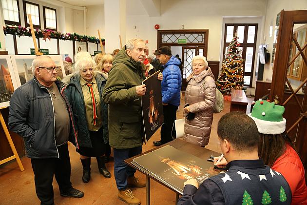 100 kalendarzy Lęborka na rok 2024 rozdanych na „Mikołajki”