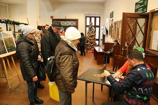 100 kalendarzy Lęborka na rok 2024 rozdanych na „Mikołajki”