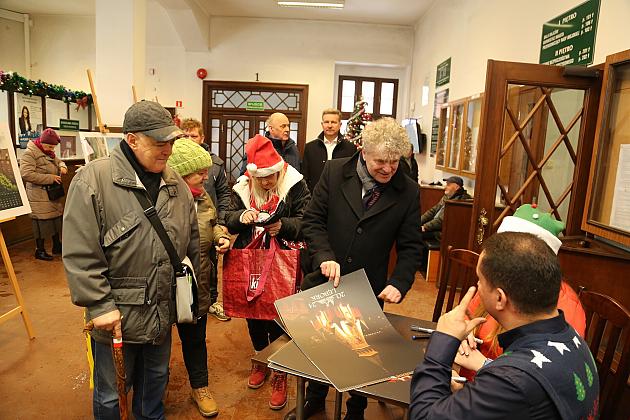 100 kalendarzy Lęborka na rok 2024 rozdanych na „Mikołajki”