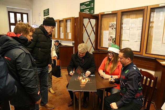 100 kalendarzy Lęborka na rok 2024 rozdanych na „Mikołajki”