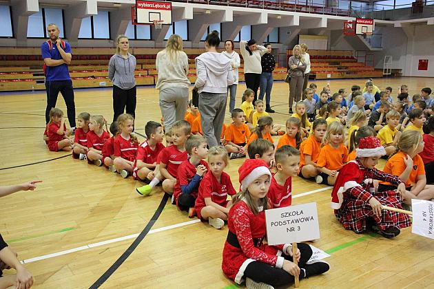 „Pierwszaki” na start! Sportowa rywalizacja w SP7