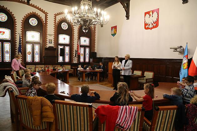 Świąteczne spotkanie dzieci z przedszkoli w Ratuszu