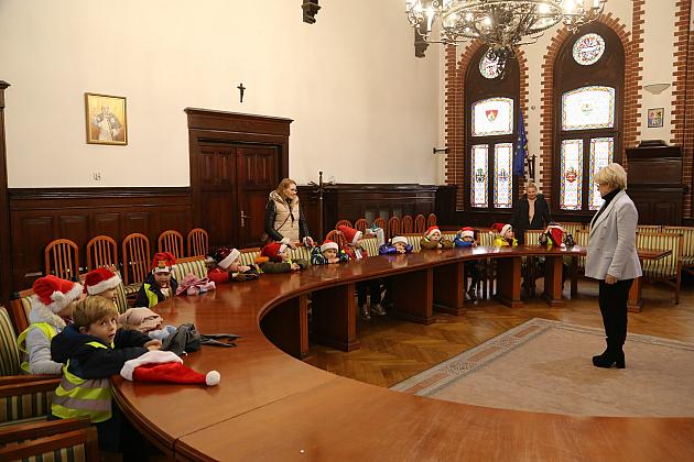 Świąteczne spotkanie dzieci z przedszkoli w Ratuszu