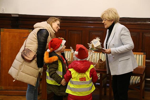 Świąteczne spotkanie dzieci z przedszkoli w Ratuszu