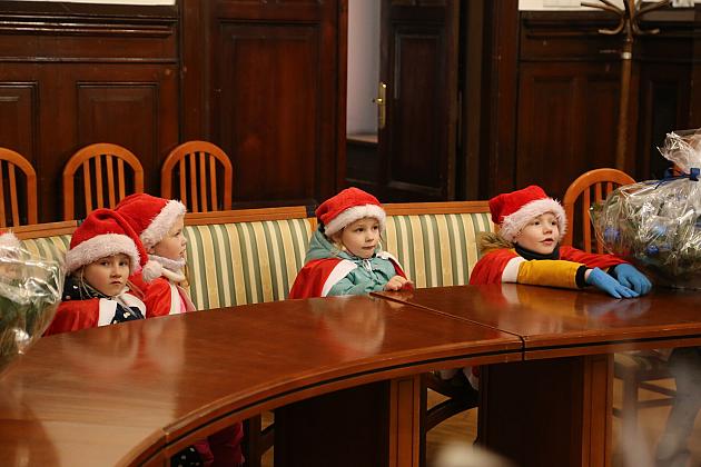 Świąteczne spotkanie dzieci z przedszkoli w Ratuszu