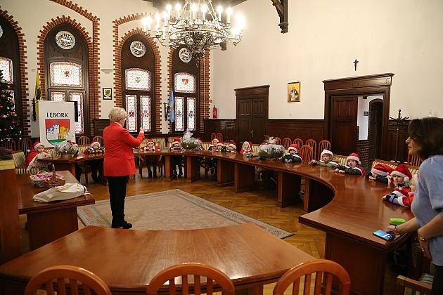 Świąteczne spotkanie dzieci z przedszkoli w Ratuszu