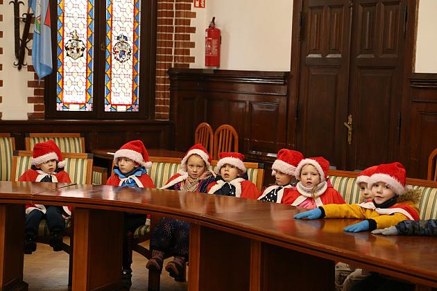Świąteczne spotkanie dzieci z przedszkoli w Ratuszu