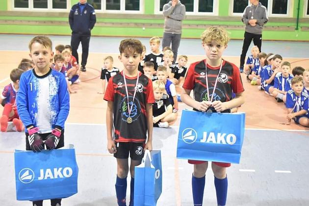 Małe talenty z MKS Lew Lębork błyszczą na wojewódzkim turnieju Piłki Nożnej Winter Linia Cup 2023