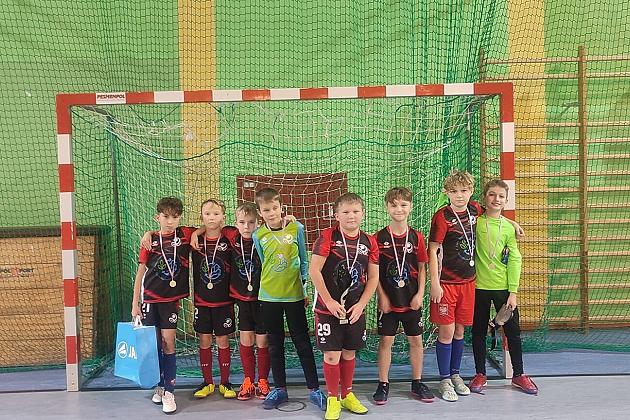 Małe talenty z MKS Lew Lębork błyszczą na wojewódzkim turnieju Piłki Nożnej Winter Linia Cup 2023