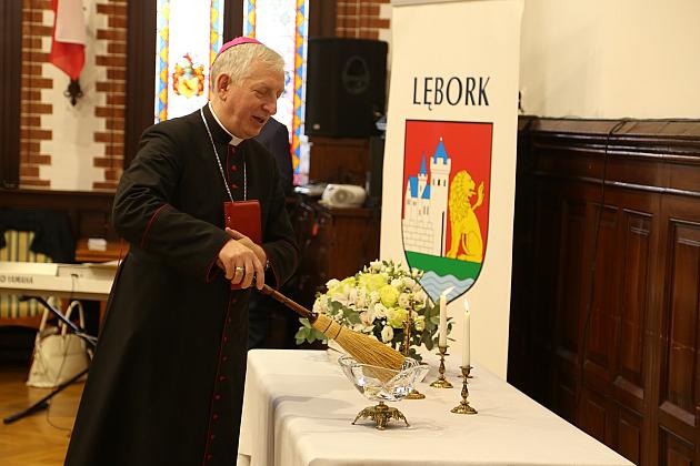 Ksiądz Biskup kolędował w ratuszu