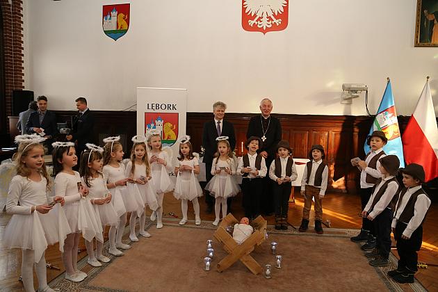 Ksiądz Biskup kolędował w ratuszu