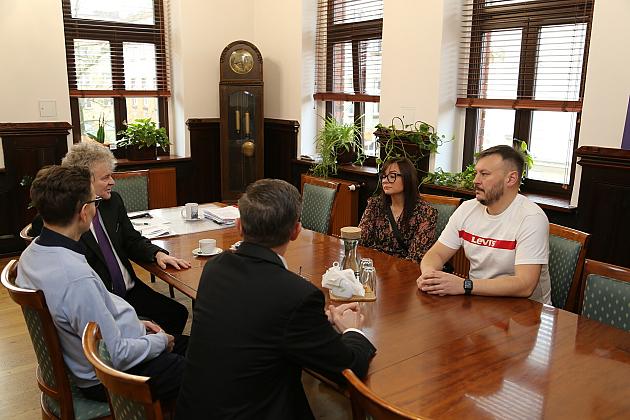 Burmistrz przekazał statuetkę „Orkiestrowe nutki” w dobre ręce