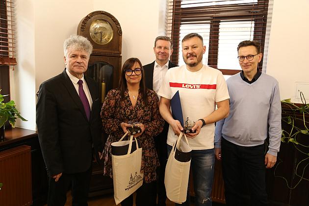 Burmistrz przekazał statuetkę „Orkiestrowe nutki” w dobre ręce