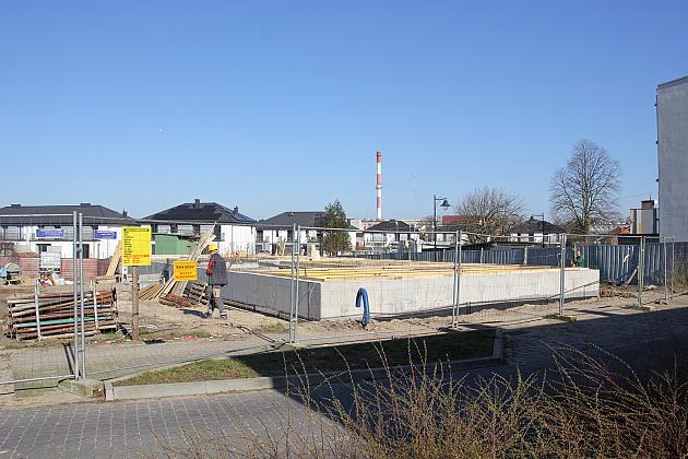 Przy ulicy Malczewskiego trwa budowa mieszkań komunalnych