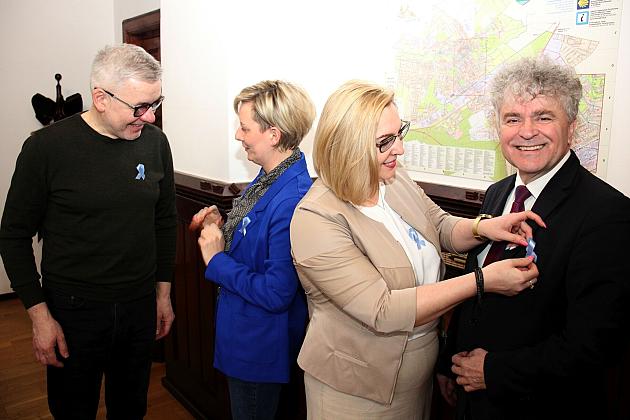 Niebieskie wstążeczki na znak solidarności z osobami z autyzmem