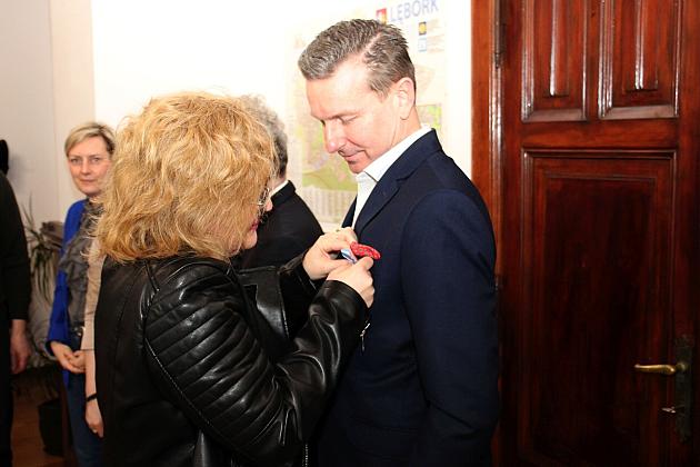 Niebieskie wstążeczki na znak solidarności z osobami z autyzmem