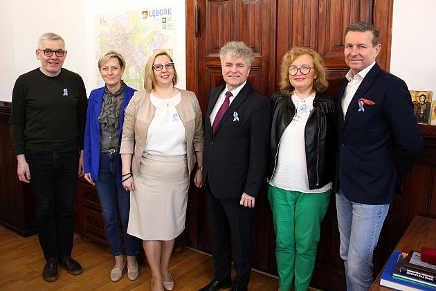 Niebieskie wstążeczki na znak solidarności z osobami z autyzmem