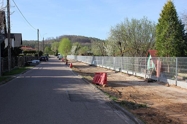 Na ulicy Glinianej powstaje droga dla pieszych i rowerów