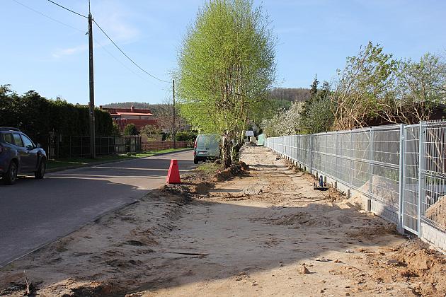Na ulicy Glinianej powstaje droga dla pieszych i rowerów