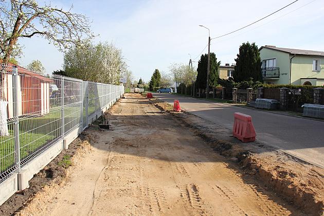 Na ulicy Glinianej powstaje droga dla pieszych i rowerów