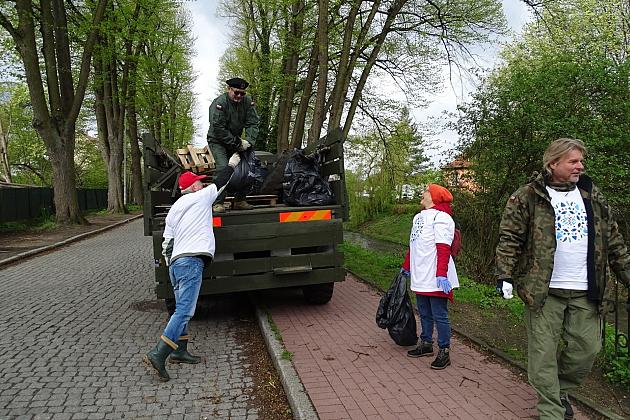 W sobotę czyszczono brzegi rzeki Łeby w ramach ogólnopolskiej inicjatywy 'Operacja Czysta Rzeka'