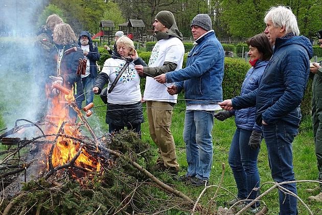 W sobotę czyszczono brzegi rzeki Łeby w ramach ogólnopolskiej inicjatywy 'Operacja Czysta Rzeka'