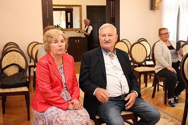 Medale dla par. Złote gody w ratuszu