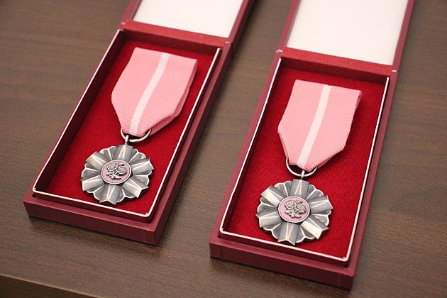 Medale dla par. Złote gody w ratuszu