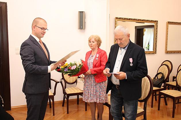 Medale dla par. Złote gody w ratuszu