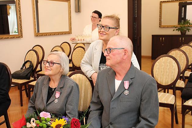 Medale dla par. Złote gody w ratuszu