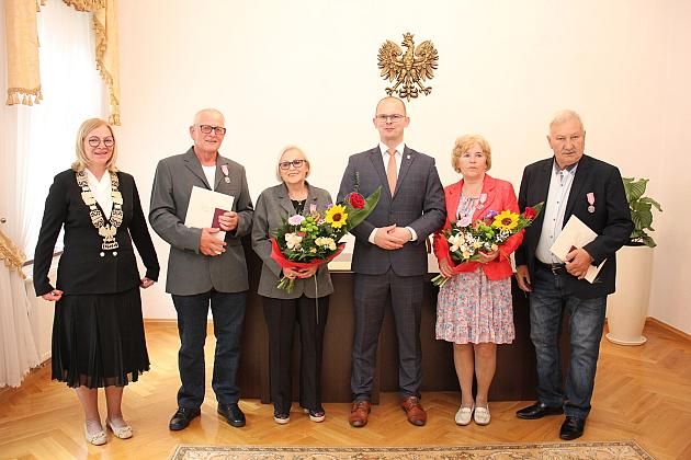 Medale dla par. Złote gody w ratuszu