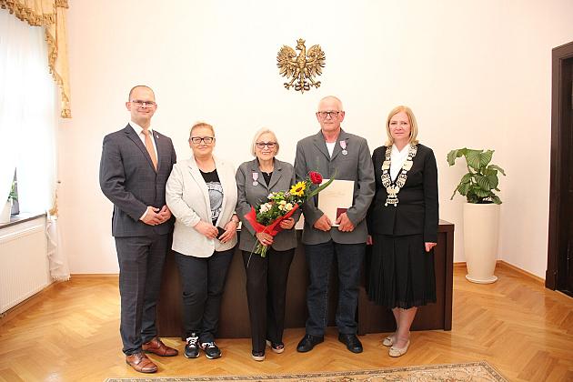 Medale dla par. Złote gody w ratuszu