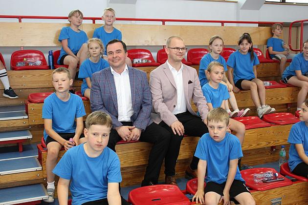 „Kto z nas lepiej i prędzej”. Konkurs sportowy dla uczniów szkół podstawowych