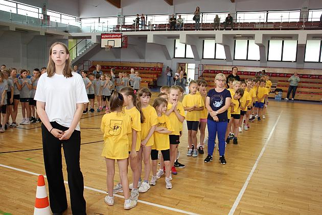 „Kto z nas lepiej i prędzej”. Konkurs sportowy dla uczniów szkół podstawowych