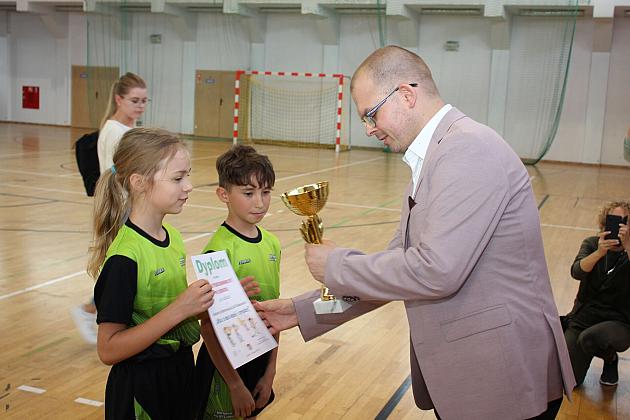 „Kto z nas lepiej i prędzej”. Konkurs sportowy dla uczniów szkół podstawowych