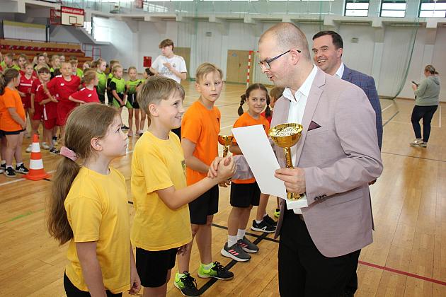 „Kto z nas lepiej i prędzej”. Konkurs sportowy dla uczniów szkół podstawowych
