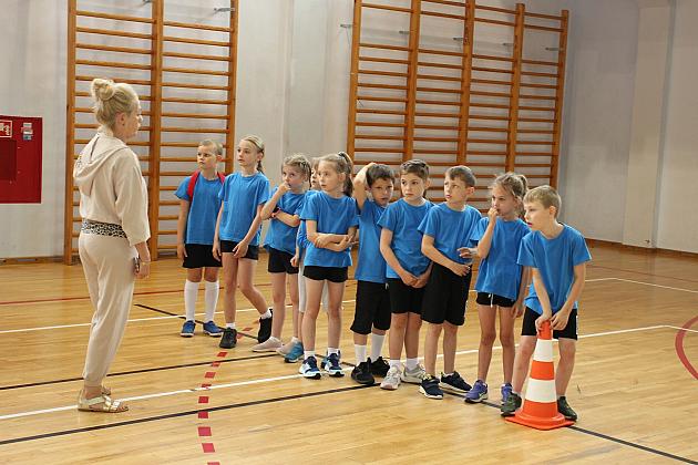 „Kto z nas lepiej i prędzej”. Konkurs sportowy dla uczniów szkół podstawowych