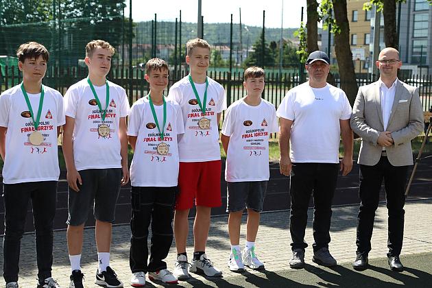 Siatkarski sukces drużyny uczniów ze Szkoły Podstawowej nr 1 w Lęborku