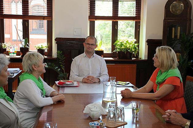 Seniorzy z BAZY odwiedzili ratusz