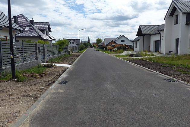 Wrocławska z asfaltem i przejściem dla pieszych