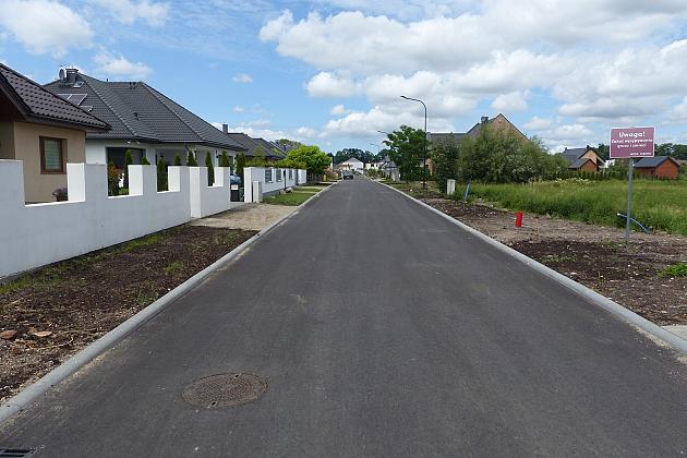 Wrocławska z asfaltem i przejściem dla pieszych