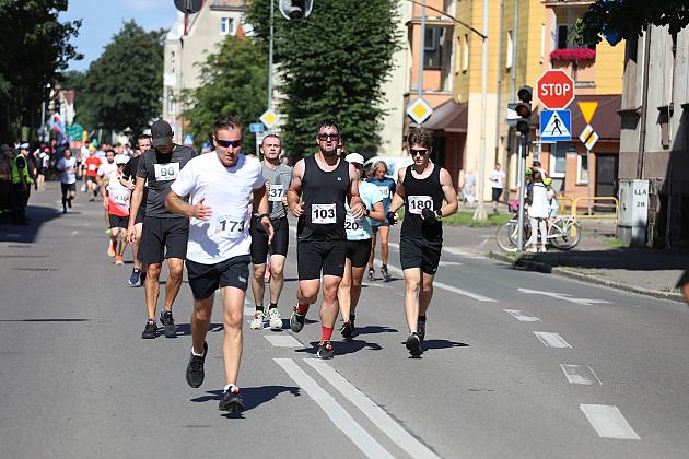 Rywalizowali na lęborskim bruku. 22. Bieg Uliczny św. Jakuba Ap. ukończyło 451 zawodników.