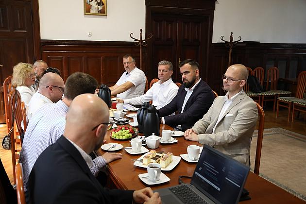 Spotkanie w sprawie systemu FALA. Czas na szkolne legitymacje