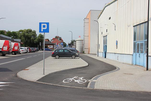 Nowa ulica, parkingi i droga rowerowa na ulicy Zwarowskiej