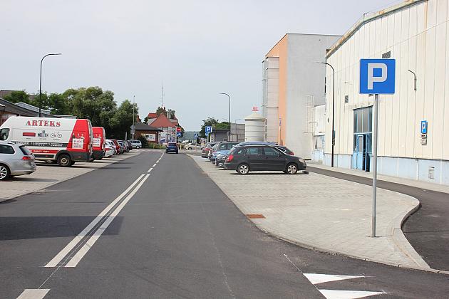 Nowa ulica, parkingi i droga rowerowa na ulicy Zwarowskiej