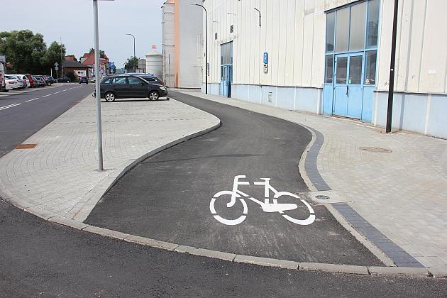 Nowa ulica, parkingi i droga rowerowa na ulicy Zwarowskiej